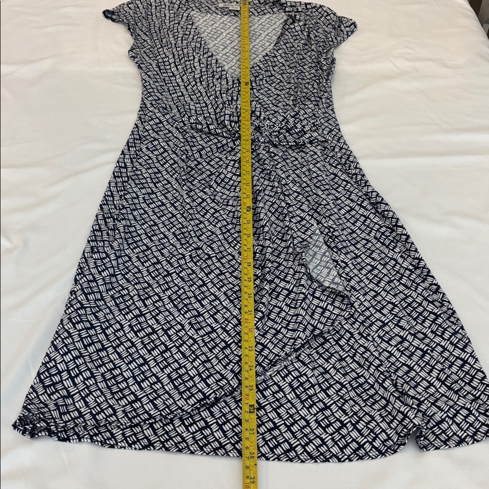 Tommy Bahama Women’s Navy & White Twist-Front Wrap Midi Dress. Size Medium - Picture 8 of 8